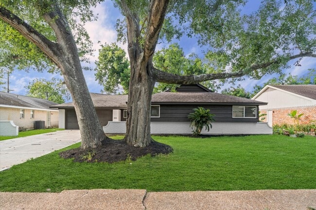 Building Photo - 8231 Garden Parks Dr