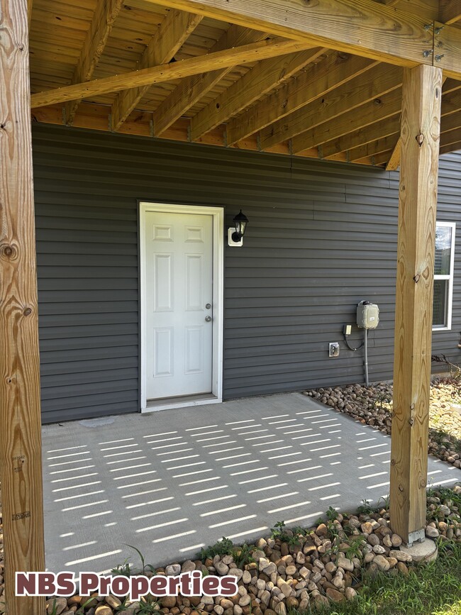 Building Photo - 935 Utopia Ln