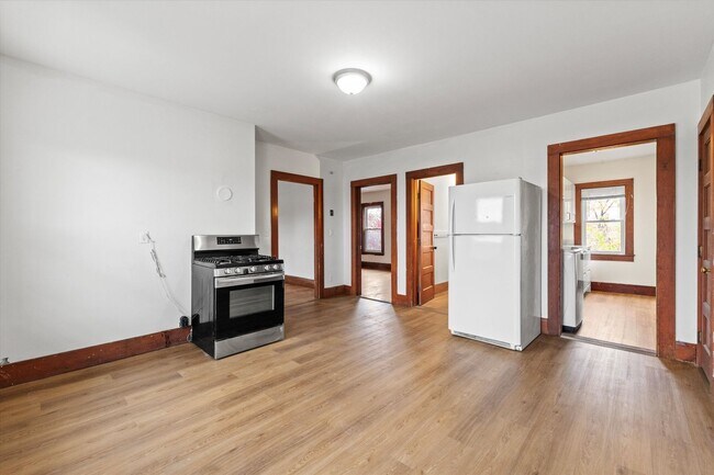 Building Photo - 651 Lake Ave, #3, Manchester NH 03103