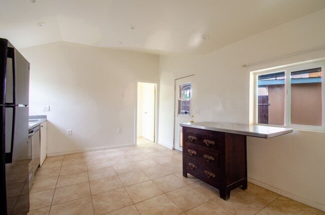 Building Photo - 2 Bed 1 Bath Home with Private Fenced Backyard!