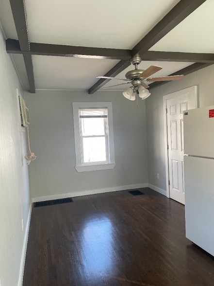 Building Photo - 744 E Main St