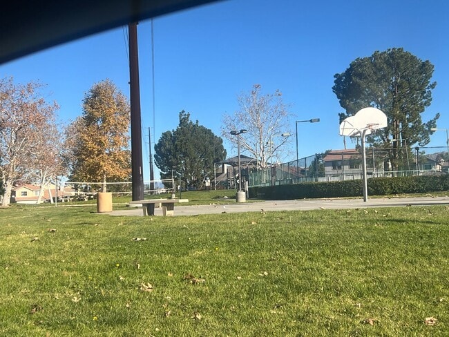 Building Photo - Beautiful upgraded 3 bedroom in Mission Grove!