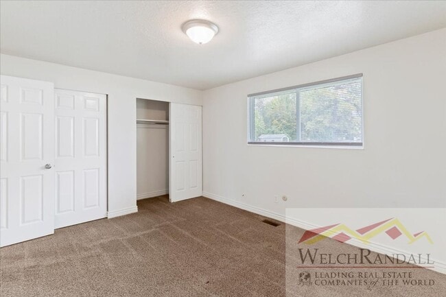 Building Photo - 2 Bedroom 1 Bath Duplex in Riverdale