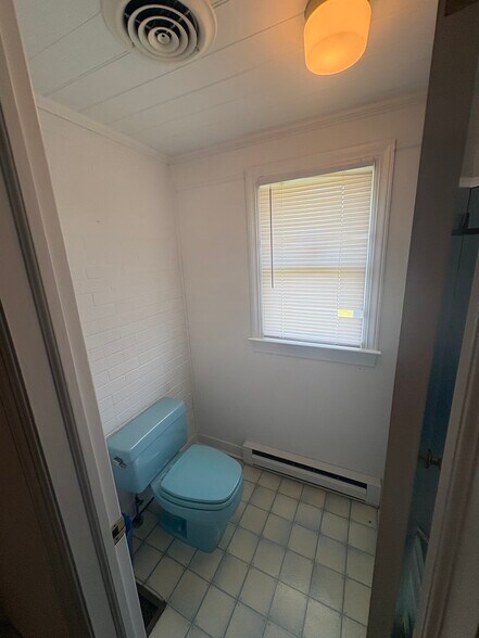 BR1 Bathroom - 2904 Norfolk St