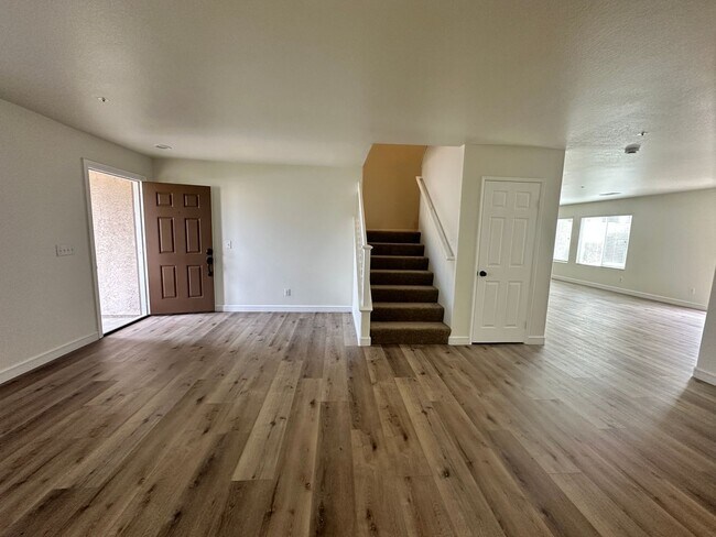 Building Photo - A stunning 4-bedroom haven, fully renovate...