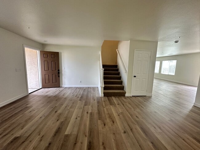 Building Photo - A stunning 4-bedroom haven, fully renovated and ready for a lifetime of memories.