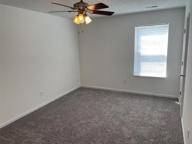 Building Photo - 30 Chesterfield Ct