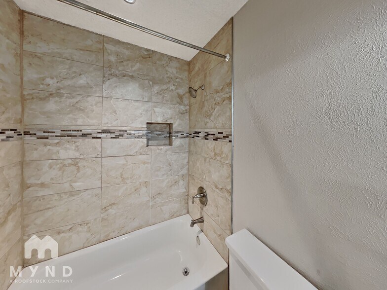 Building Photo - 605 Pyramid Dr