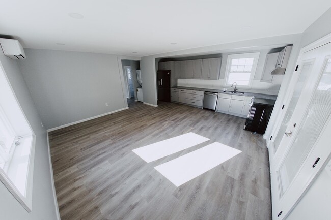Building Photo - 955 E Elm St