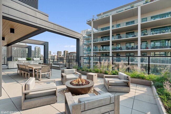 Building Photo - 366 W Superior St