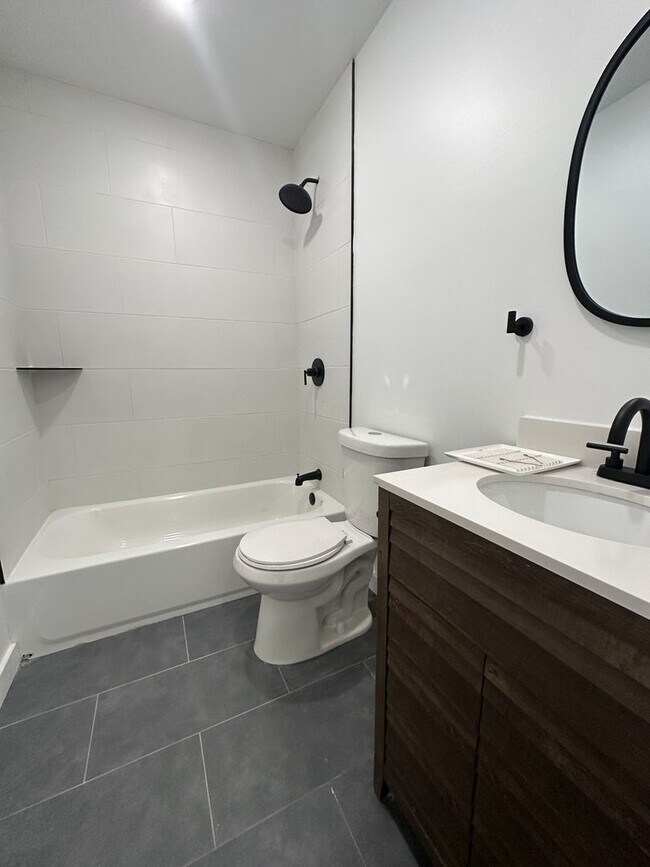 Building Photo - Modern & spacious 2Bedroom 1Bath Apartment