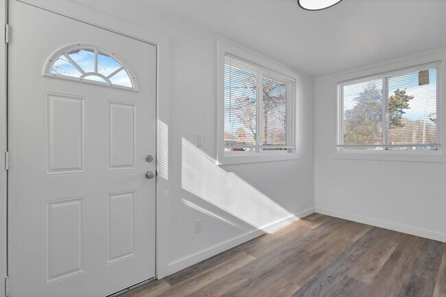 Building Photo - 1820 Oakwood Ave