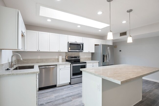 Building Photo - 6-Bedroom Tempe Home with Private Pool, Garage & Ideal Location