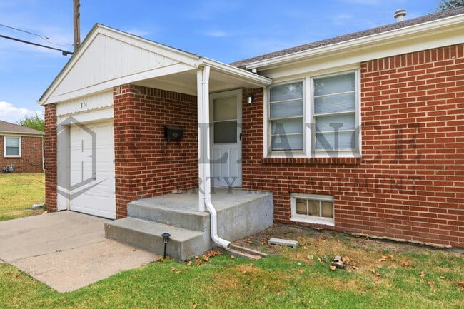 Building Photo - 374 N Hillcrest St