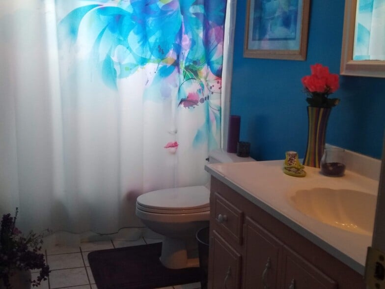 Hallway Bathroom - 2620 Moody Ave