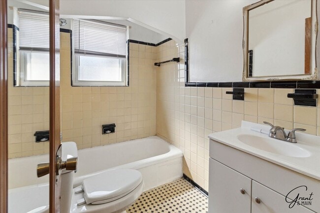 Building Photo - $1,200/month - 2 Bed 1.5 Bath in Warren, Detroit