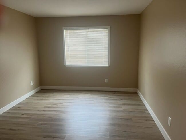 Building Photo - $2,975 4 BEDROOM 2 BATH + OFFICE/ DEN (RIV...