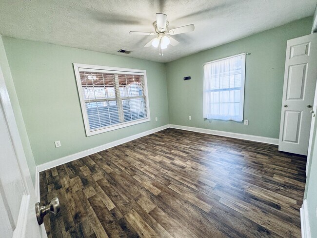 Building Photo - 932 Eaglet Cir