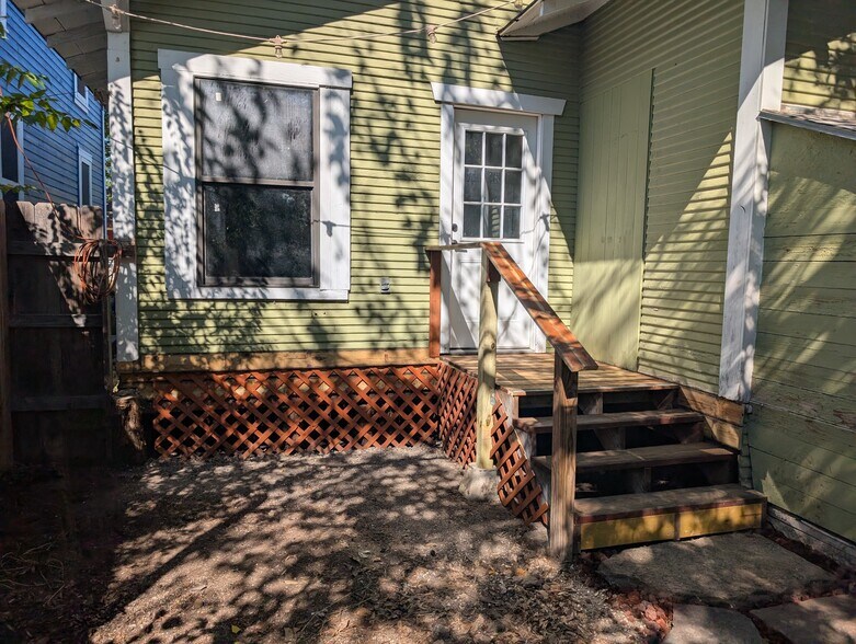Building Photo - 1522 W Salinas St