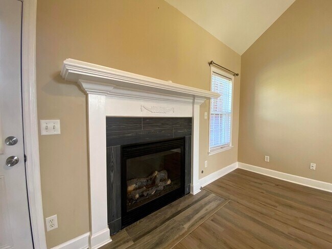 Building Photo - 4858 Somerset Dr