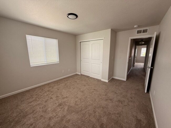 Building Photo - 4 Bedroom, 3.5 Bathroom Townhome in Cheyen...