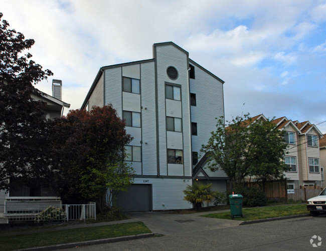 Primary Photo - Oak Tree Apartments