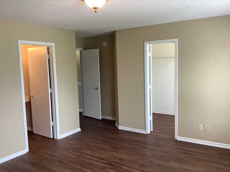 Building Photo - 10176 Cumberland Pointe Blvd