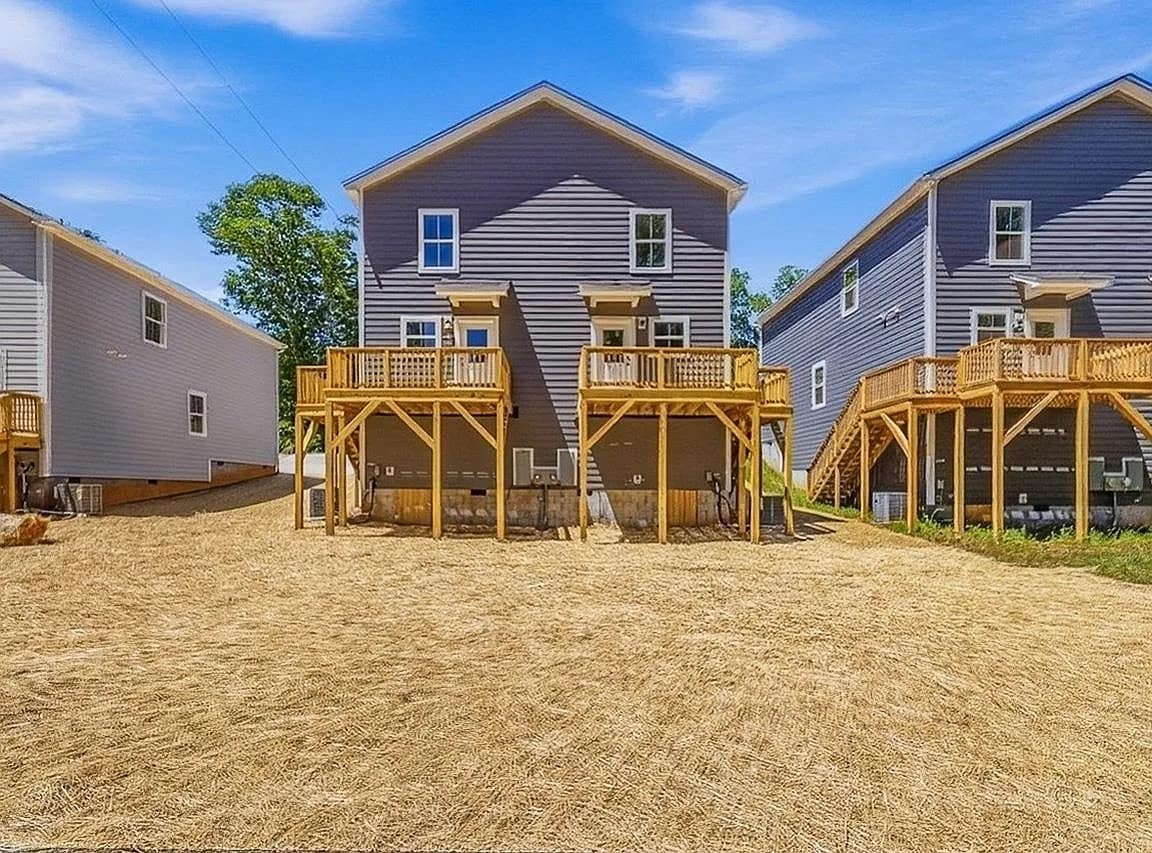 Building Photo - 261 Vanderbilt Rd
