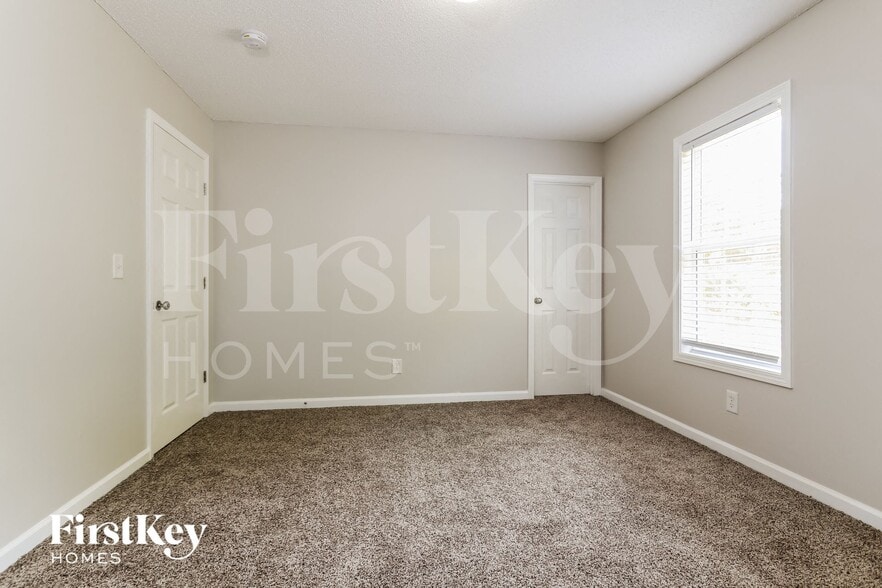 Building Photo - 305 Carly Ct