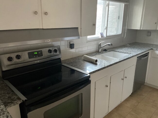 Building Photo - Beautiful 3 Bedroom Close to the Airport