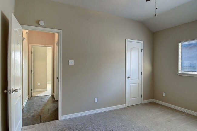 Building Photo - 6824 Fox Tail Dr