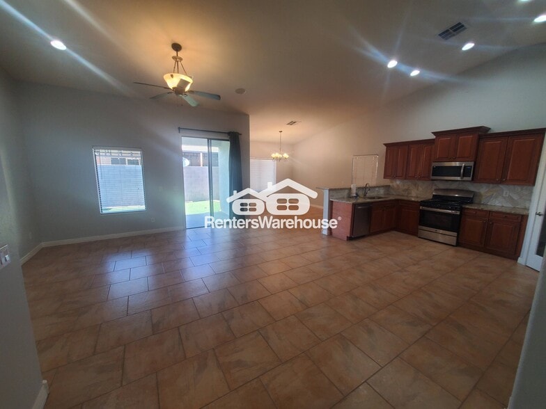 Building Photo - 2256 E Pima Ave