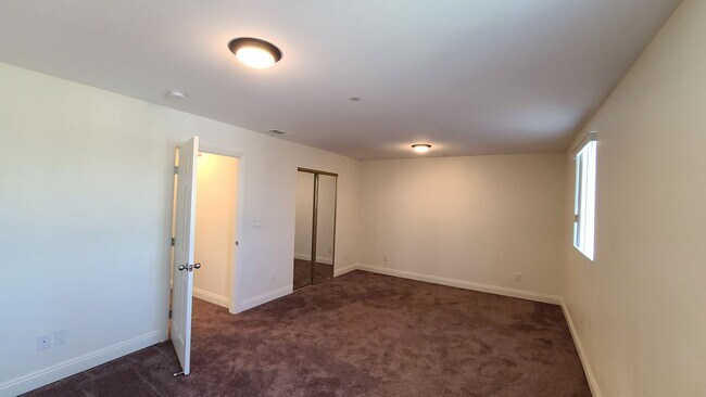 Building Photo - 812 E 76th Pl