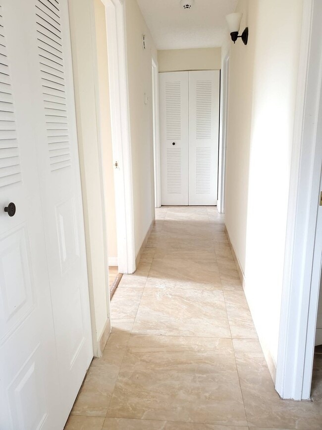 Building Photo - 3 bedroom 2 bath rental NO FENCE