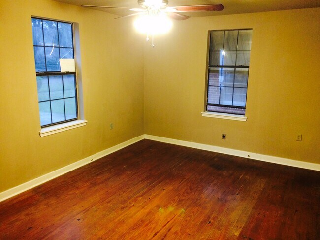 Building Photo - 54 Oakland St