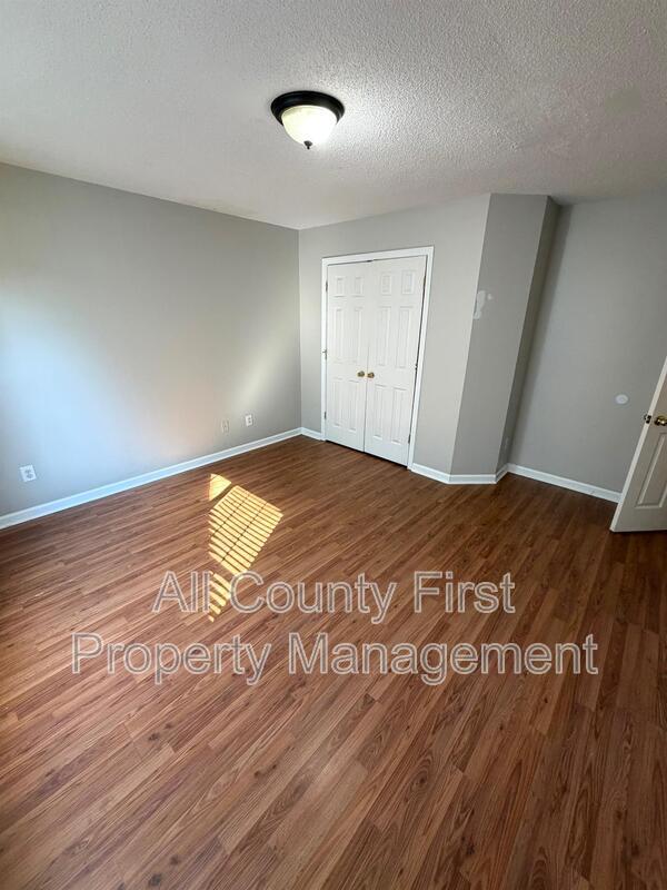 Building Photo - 2215 Lake Royale Dr