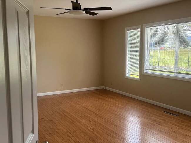 Building Photo - "Charming 3-Bedroom Retreat with Cozy Fireplace in Winston - 1,839 Sq Ft of Comfort!"