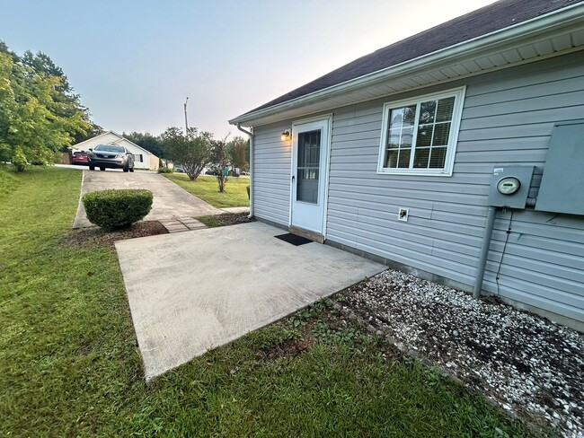 Building Photo - Reduced to $1395! 3 bed/2 bath home in Hig...