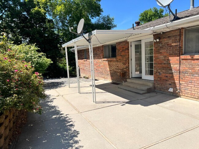 Building Photo - 1597 Navajo Dr