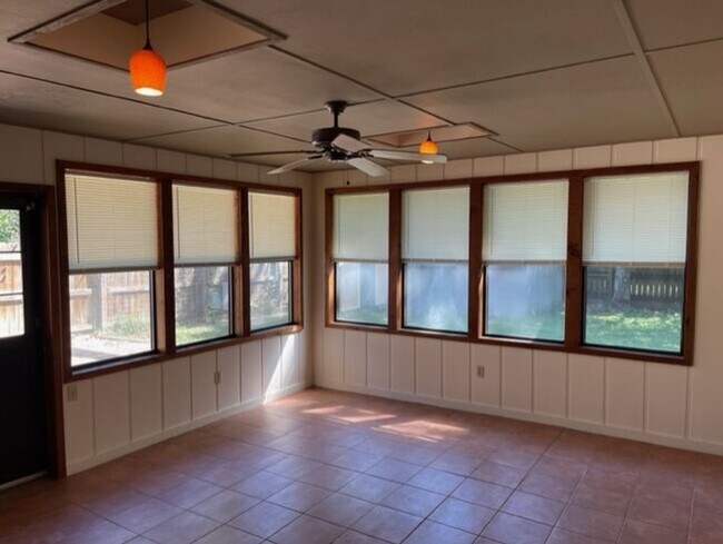 Building Photo - 3 Bedroom, 2 Bathroom, Great Location!