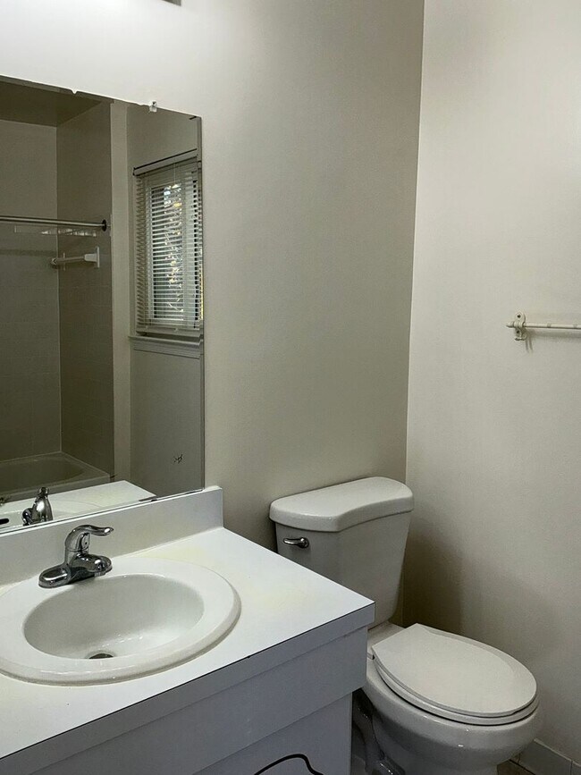 Building Photo - Very well maintained 4BR 2.5BA Colonial mo...