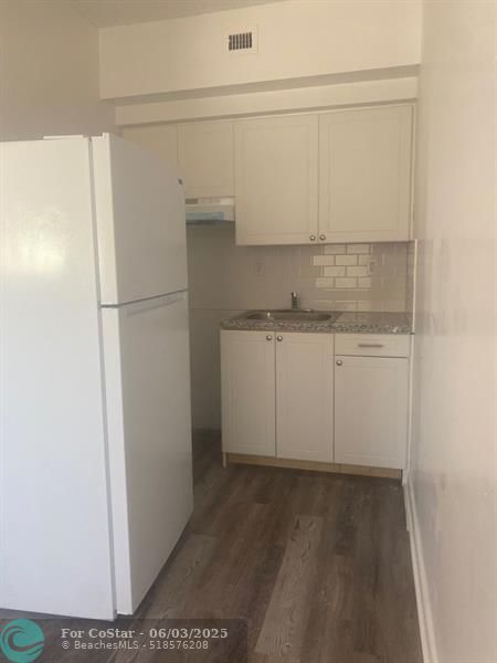 Building Photo - 2716 S Dixie Hwy