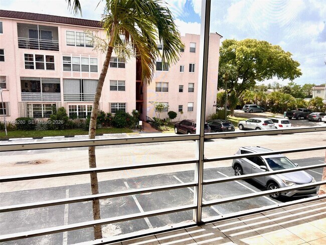 Building Photo - 2841 Somerset Dr