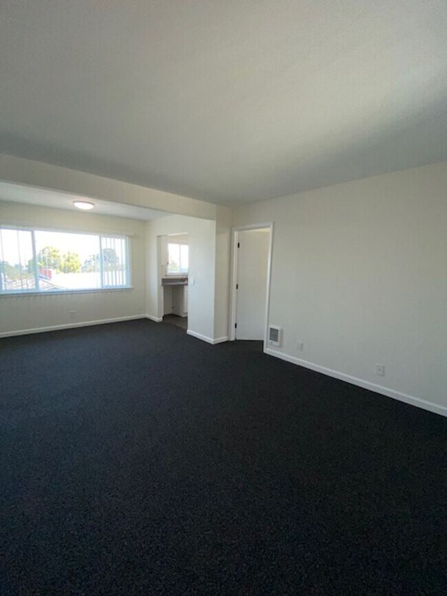 Building Photo - Upstairs beautifully renovated 1 bedroom 1 bath in the Monterey Sunbelt