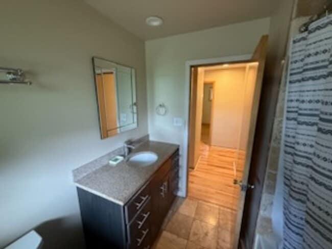 Building Photo - Charming Single Family Home in Brookfield - FIRST MONTH RENT HALF OFF!