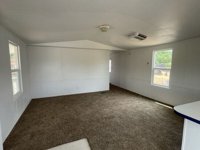 Building Photo - Price Reduction on this 2 Bedroom on Nice ...