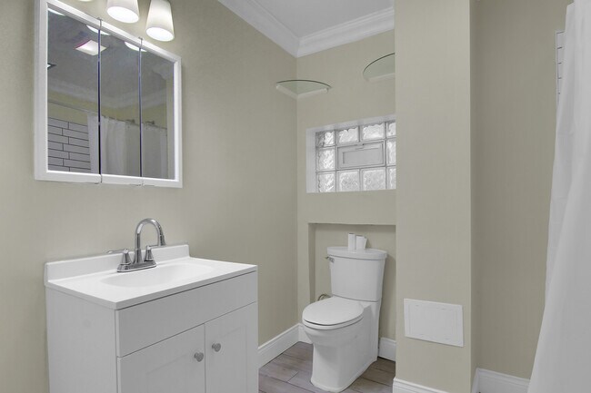 Building Photo - 2740 S Troy St