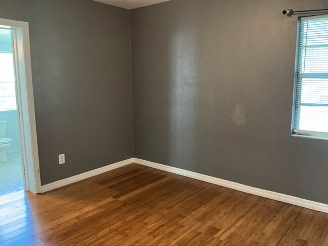 Building Photo - Single-Family Home | 3 Bedrooms | 2 Bathro...