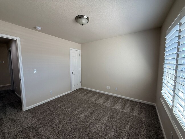 Building Photo - 2379 Albatross Way