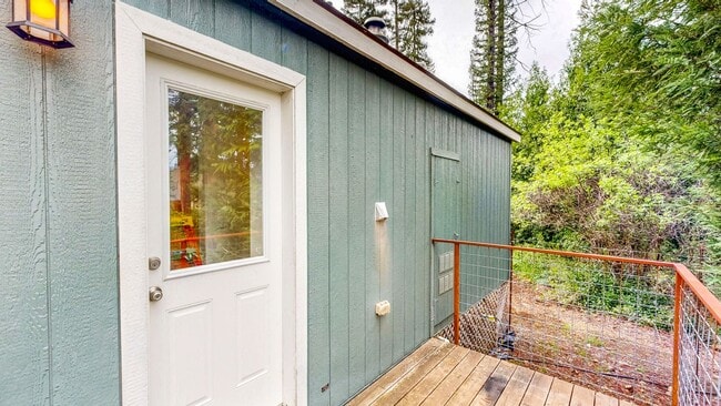 Building Photo - Gated 2 bedroom 1 bath at Pochini Family Farm!